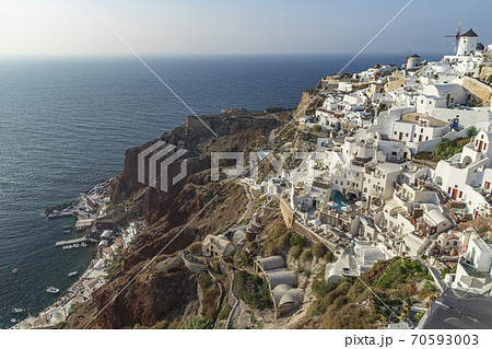 ギリシャ　サントリーニ島のイアの絶景　イアの古城から見る青の絶景4 70593003
