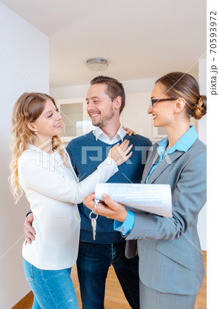 Realtor lady filling in details on new lease contract for apartment 70593972