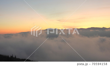 信州の雲海、朝焼け、日の出の風景。 信州の雲海、朝焼け、日の出の風景。 70594158
