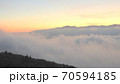 信州の雲海、朝焼け、日の出の風景。 70594185