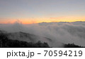 信州の雲海、朝焼け、日の出の風景。 70594219