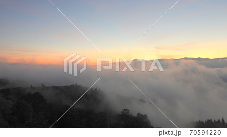 信州の雲海、朝焼け、日の出の風景。 70594220