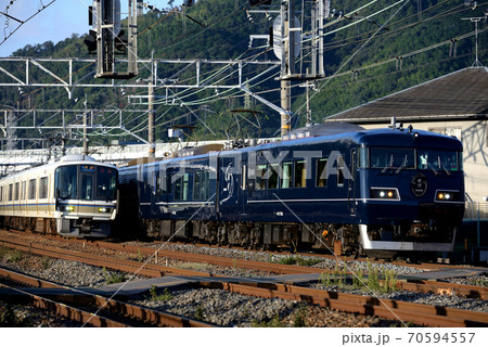 JR京都線を行く221系快速と117系ウェストエクスプレス銀河 JR京都線を行く221系快速と117系ウェストエクスプレス銀河 70594557