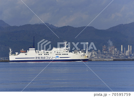 北海道函館市函館港に入港する津軽海峡フェリーの秋の風景を撮影 北海道函館市函館港に入港する津軽海峡フェリーの秋の風景を撮影 70595759