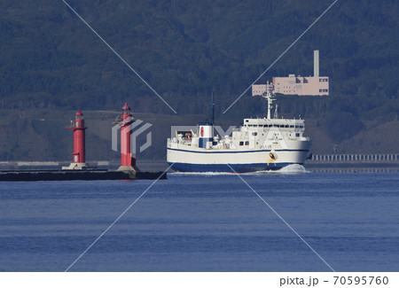 北海道函館市函館港に入港する津軽海峡フェリーの秋の風景を撮影 70595760