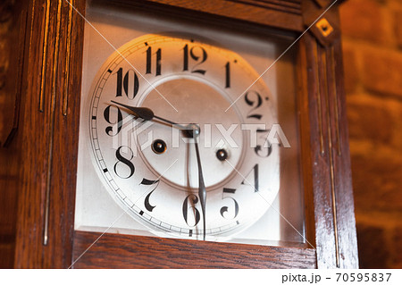 Vintage grandfather clock deal in wooden body 70595837