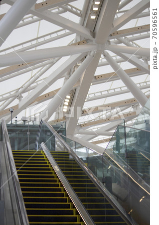 鉄骨のフレームワークの屋根で作られた広い屋内空間の写真素材