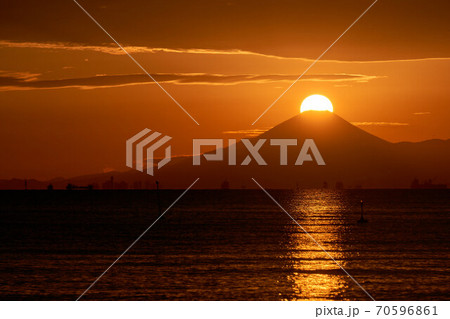 千葉県　ダイヤモンド富士　稲毛海浜公園 70596861