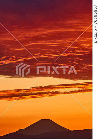 千葉県　真っ赤な夕焼雲と富士山　稲毛海浜公園 70596867