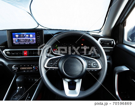 車内の運転席廻りを写した写真 70596869