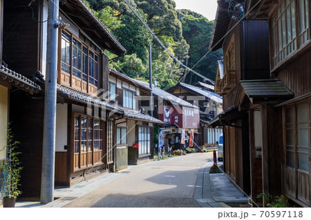 京都・伊根の舟屋の路地 70597118