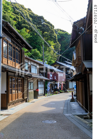 京都・伊根の舟屋の路地 京都・伊根の舟屋の路地 70597119