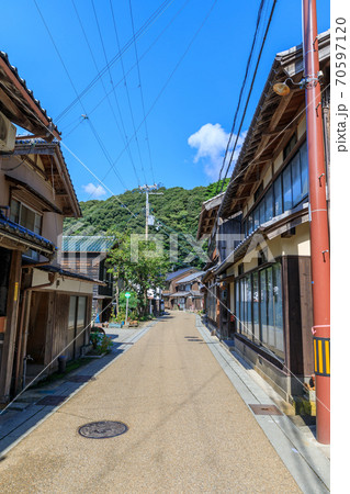 京都・伊根の舟屋の路地 京都・伊根の舟屋の路地 70597120