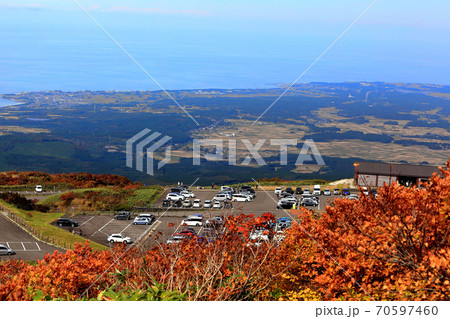 鳥海山紅葉　日本海を望む 70597460
