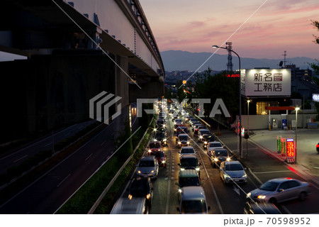 夕暮れのラッシュ・大阪中央環状線の交通渋滞 夕暮れのラッシュ・大阪中央環状線の交通渋滞 70598952