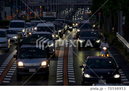 交通渋滞・夜のラッシュ 交通渋滞・夜のラッシュ 70598953
