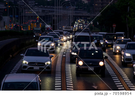 交通渋滞・夜のラッシュ 交通渋滞・夜のラッシュ 70598954