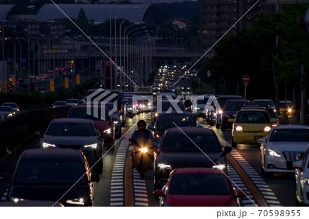 交通渋滞・夜のラッシュ 交通渋滞・夜のラッシュ 70598955