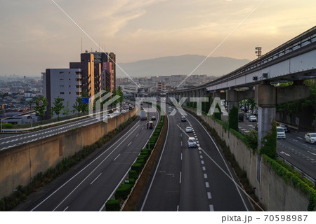 大阪豊中・大阪中央環状線、中国自動車道と大阪モノレールのある夕暮れの風景 大阪豊中・大阪中央環状線、中国自動車道と大阪モノレールのある夕暮れの風景 70598987