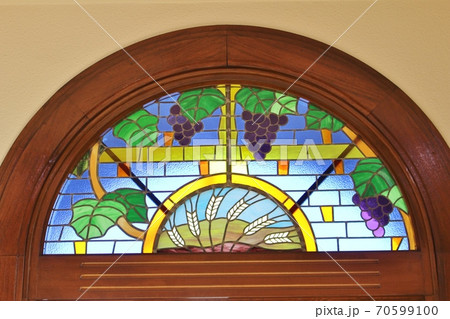 カトリック高槻教会のステンドグラス カトリック高槻教会のステンドグラス 70599100