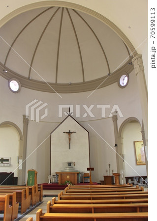 カトリック高槻教会の祭壇　 70599113