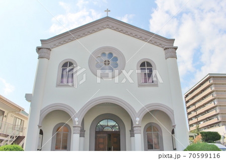 青空のカトリック高槻教会 70599116