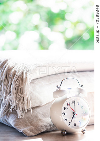 目覚まし時計とベッドリネン 70599349