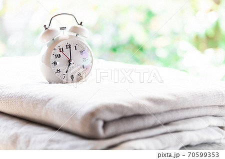 目覚まし時計とベッドリネン 目覚まし時計とベッドリネン 70599353