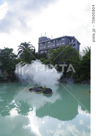 水蒸気を上げる温水が湧き出した池 水蒸気を上げる温水が湧き出した池 70600804