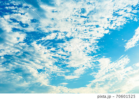 綺麗な青空と細かい雲の背景素材 秋空 レトロカラーの写真素材