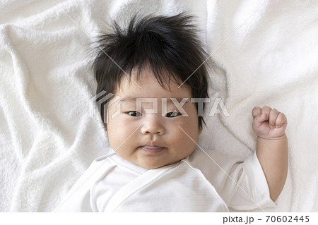生後3ヶ月の赤ちゃんの上半身の写真素材