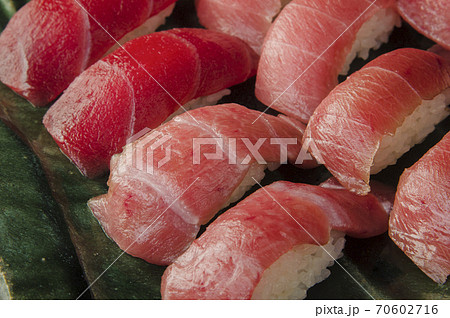 マグロのにぎり寿司　各種 70602716