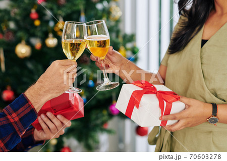 Exchanging Christmas presents 70603278