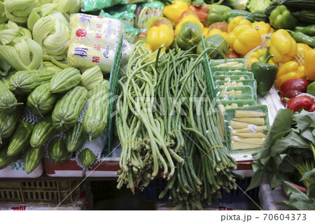 香港の市場の野菜。中国野菜と西洋野菜が混在して売られている 香港の市場の野菜。中国野菜と西洋野菜が混在して売られている 70604373
