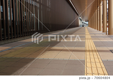 【富山県】日差しの当たる駅前の柱が並んだ長い通路 【富山県】日差しの当たる駅前の柱が並んだ長い通路 70604804