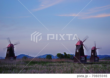 夕暮れ 風車 景色 70605046