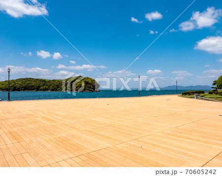 海浜公園のデッキと海と青空 70605242