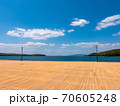海浜公園のデッキと海と青空 70605248