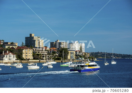 シドニー郊外マンリー海岸をフェリーから眺める 70605280