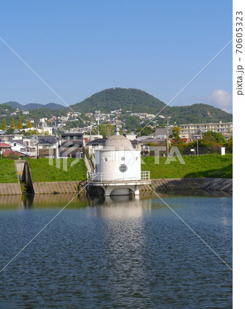 ニテコ池と甲山/兵庫県西宮市 70605323