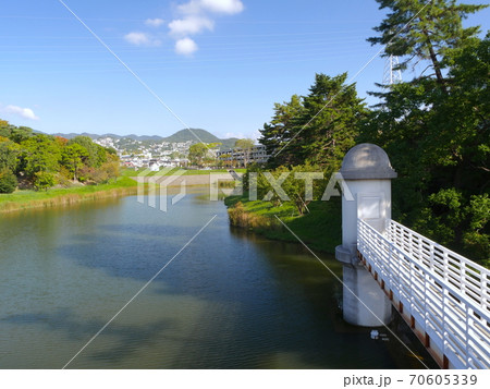 ニテコ池と甲山/兵庫県西宮市 70605339