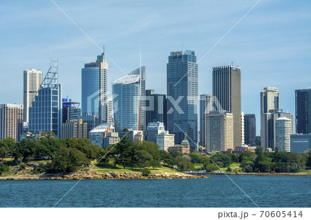 フェリーから眺めるシドニービル街と植物園 70605414