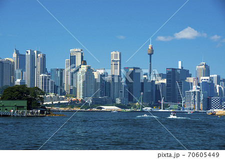 シドニー湾から眺めたシドニー中心街の高層ビル群 70605449
