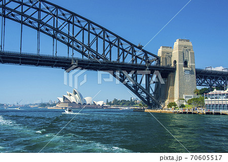 海から見たシドニーハーバーブリッジとオペラハウス 70605517