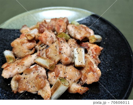 おいしい鶏肩肉とネギの塩焼き 70606011