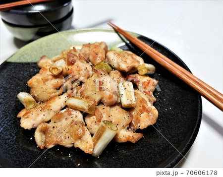 おいしい鶏肩肉とネギの塩焼き 70606178