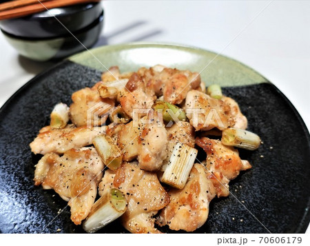 おいしい鶏肩肉とネギの塩焼き 70606179