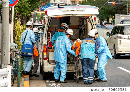 救急搬送をする救急車 救急搬送をする救急車 70606581