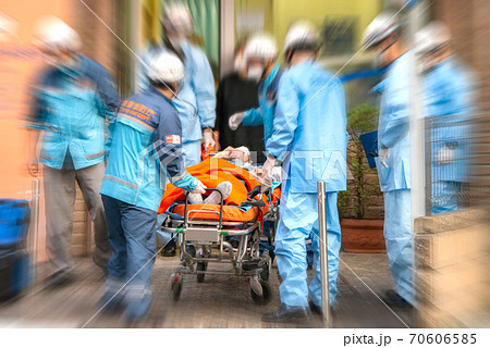 急病人の救急搬送 70606585
