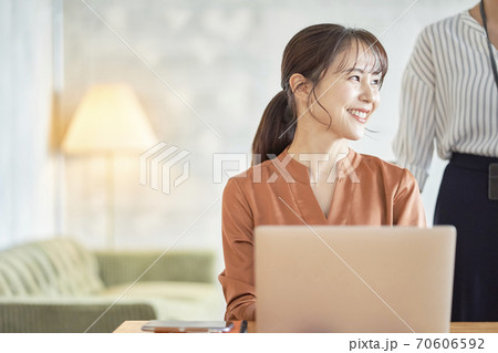 ビジネス 女性 ビジネス 女性 70606592